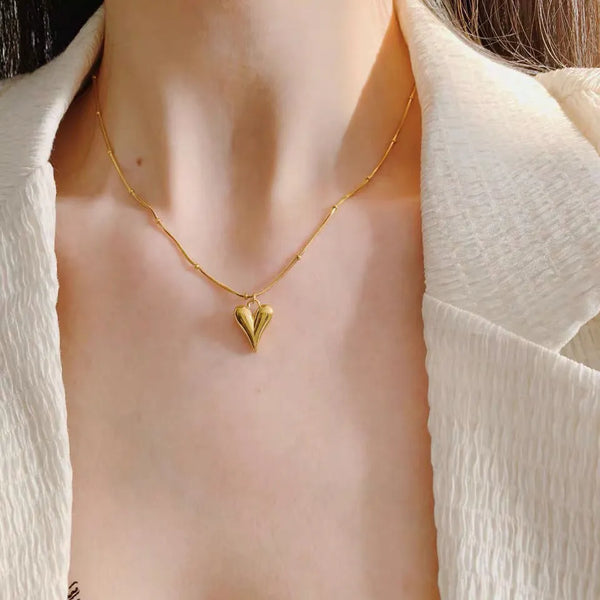 "Gold Heart Pendant Necklace: Timeless Elegance"